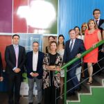 La consejera de Familia e Igualdad de Oportunidades con los miembros de la Cámara de Contratistas, con su presidente, Enrique Pascual, a la cabeza