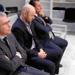 El ex consejero Francisco Granados, ayer en la Audiencia. A su lado, el agente Rodríguez Talamino y Caro