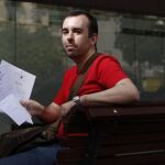 Gabriel Pedrero sostiene la denuncia y el parte de lesiones de la agresión que se produjo en la calle General Martínez Campos. Foto: Connie G. Santos