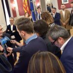 El síndic de Comptes atiende a los periodistas tras presentar a los portavoces de Les Corts su informe