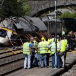 Personal de Adif, Guardia Civil y seguridad junto al tren de la compañía Comboios de Portugal que cubría la línea entre Vigo y Oporto