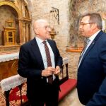 Jesús Julio Carnero conversa animadamente con el alcalde de Matilla de los Caños, Juan Antonio Gallego, en la iglesia de Santa Eulalia