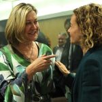 Pilar del Olmo saluda a la ministra de Administración Territorial, Meritxell Batet