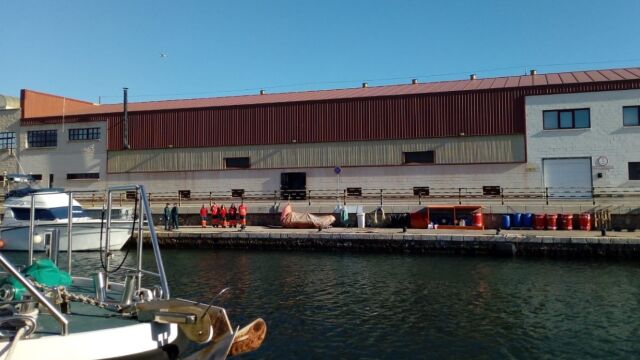 Cruz Roja atendió a siete personas que se encontraban en la patera rescatada por Salvamento Marítimo. La Razón