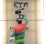 Un trabajador del servicio de limpieza quita una pintada reivindicando a ETA en Bilbao, dos días después de que la banda anunciaran su disolución/ Reuters
