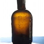 Una de las botellas halladas en el barco naufragado