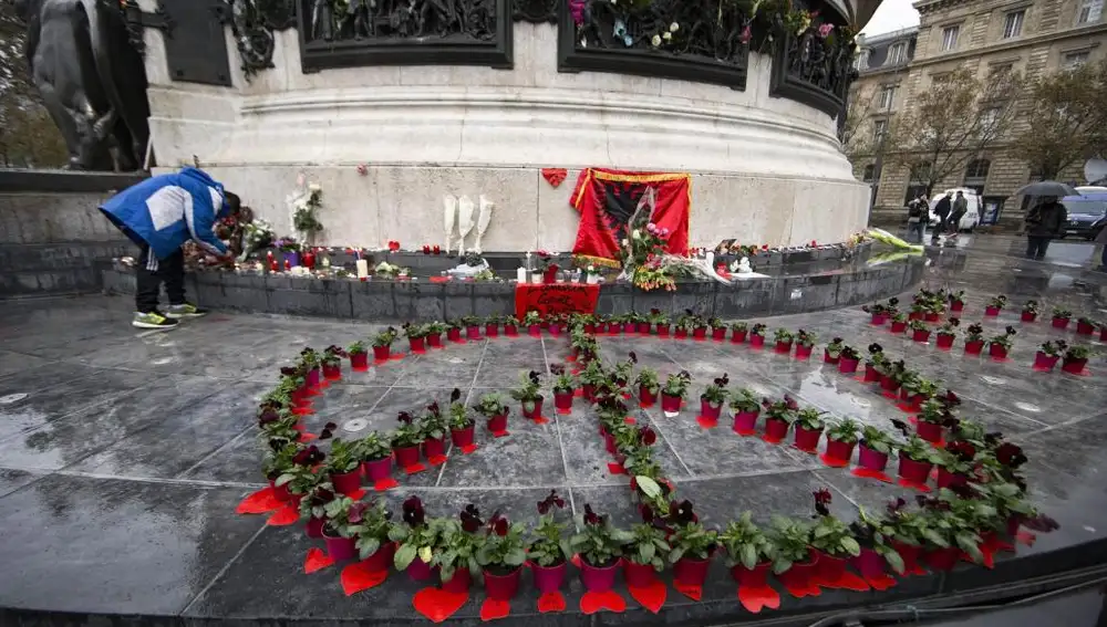 Un símbolo de la paz en la plaza de la República, epicentro de los homenajes populares a los fallecidos el 13-N