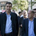 El secretario general del PSOE, Pedro Sanchez, junto al candidato del partido a la presidencia de la Xunta, Xoaquín Fernández Leiceaga