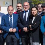 El presidente de la Diputación de Valladolid, Jesús Julio Carnero, y los líderes de ATA, Lorenzo Amor y Soraya Mayo, con artesanos y autónomos en Portillo /Eduardo Margareto/Ical