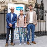 El equipo que ha diseñado el ABLE junto a una paciente con lesión medular capaz de andar con el exoesqueleto