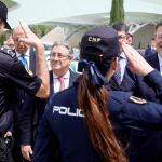 EFE. El ministro del Interior junto al presidente de la Generalitat, saludan a los efectivos de la Policía Autonómica que les rindieron honores
