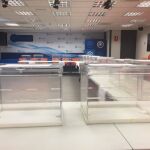 La sede del PPCV, momentos antes de abrir las puertas para el inicio de la votación (LA RAZÓN)