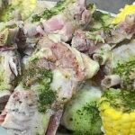 Costillas con papas y piñas de millo