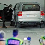 Agentes de Policía en el lavadero de coches donde estaba estacionado el vehículo de la víctima