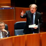 Herrera interviene en el Pleno de las Cortes desde su escaño, en presencia del vicepresidente De Santiago-Juárez