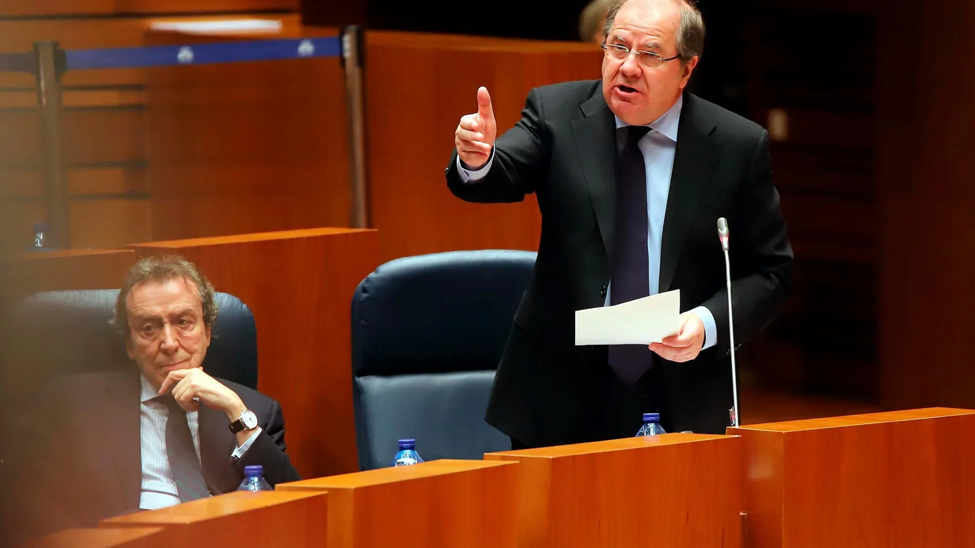 Herrera interviene en el Pleno de las Cortes desde su escaño, en presencia del vicepresidente De Santiago-Juárez