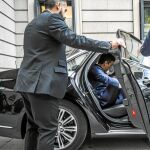 El presidente del Gobierno, Pedro Sánchez, desciende del vehículo oficial en el Palacio Real para asistir a la recepción del 12-O