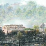 Imagen de una masía con el entorno quemado a causa del incendio en La Pobla de Montornès (Tarragona)