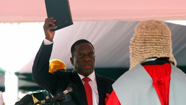 Emmerson Mnangagwa, durante la jura.