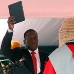 Emmerson Mnangagwa, durante la jura.