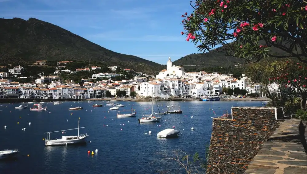 El pueblo de Cadaqués es un polo artístico gracias a los pintores que se instalaron allí siguiendo la estela de Salvador Dalí