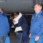 Nick Hague se abraza a un familiar tras regresar a la tierra/Foto: Reuters