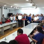 Medio centenar de concejales, miembros de la ejecutiva municipal, pedáneos, portavoces y vocales del PSOE de Murcia se reunieron en la sede del PSRM para respaldar la decisión de que el AVE llegue soterrado a Murcia en 2020. LA RAZÓN