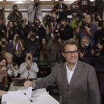 Imagen de archivo expresidente catalán Artur Mas, en el momento de depositar su papeleta en la jornada participativa, sin carácter vinculante, sobre la independencia de Cataluña