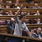 El portavoz de Unidos Podemos, Íñigo Errejón, acata la Constitución