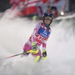 Mikaela Shiffrin celebra su victoria tras finalizar la prueba de eslalon gigante