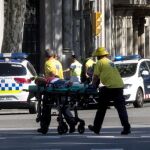 Los servicios de emergencia trasladan a una de las personas afectadas por el atropello