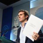 Pablo Casado, durante la rueda de prensa en la que dio las explicaciones de su master. Foto: Fernando Villar/Efe