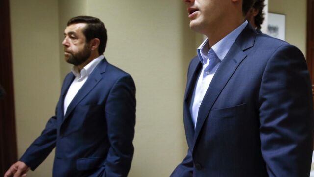 El líder de Ciudadanos, Albert Rivera (d), y el portavoz del partido en el Congreso, Miguel Gutiérrez (i)