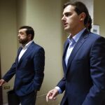El líder de Ciudadanos, Albert Rivera (d), y el portavoz del partido en el Congreso, Miguel Gutiérrez (i)
