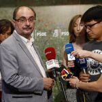 El presidente de Aragón, Javier Lambán, atiende a los medios de comunicación a su salida del encuentro mantenido con el líder del PSOE, Pedro Sánchez, en la sede socialista en la Calle Ferraz, el pasado julio