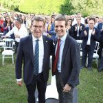 Pablo Casado junto al presidente de la Xunta de Galicia, Alberto Núñez Feijóo, ayer, en Santiago.