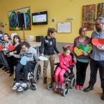 Cadena humana en el Creer en el Día Mundial de las Enfermedades Raras para visibilizar las dificultades a las que se enfrentan quienes las padecen