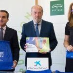 El presidente de la Diputación de Sevilla, Fernando Rodríguez Villalobos, y el director territorial de CaixaBank en Andalucía Occidental, Rafael Herrador, presentaron la campaña