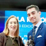 El patinador Javier Fernández recibe el galardón de manos de la presidenta del Congreso, Ana Pastor / LA RAZÓN