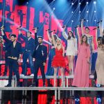 Los ex-concursantes de «OT 1» junto a los actuales al inicio de la gala de Navidad