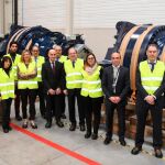 El presidente de la Junta, Juan Vicente Herrera, y la consejera de Economía y Hacienda, Pilar del Olmo, entre otras autoridades en la planta de «Siemens-Gamesa» de Lerma, en Burgos