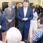 El alcalde Javier Lacalle y el delegado del Gobierno, Ramiro Ruiz Medrano, acompañan a Juan Manuel Moreno, en su visita a Burgos