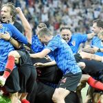 Modric celebra con sus compañeros el pase a los cuartos de final / Efe