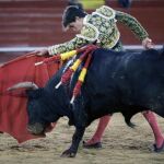 Marcos dando un pase de pecho