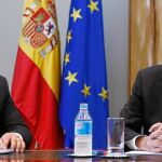 Mariano Rajoy y el ministro de Interior, Juan Ignacio Zoido, ayer en Moncloa, donde el ministro informó al presidente de la decisión de la mesa de evaluación
