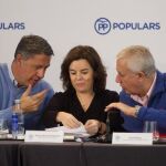 Soraya Sáenz de Santamaría junto a Javier Arenas y Xavier García Albiol en la reunión de la Ponencia de Economía y Administración Territorial
