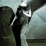 Natacha Rambova, mujer de Rodolfo Valentino, con un Delphos en 1924