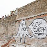 Una de las numerosas pintadas que han aparecido estos días en Barcelona en contra del turismo