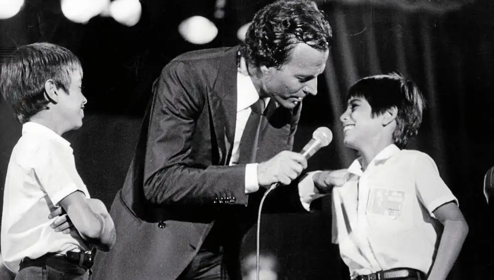 Julio Iglesias sube al escenario a sus hijos Enrique (izq) y Julio José (dcha)