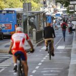 Un ciclista, ayer, comparte carril bici con un joven en patinete en el centro. Algo, según denuncian, muy habitual. Foto: Jjavier Fdez.-Largo